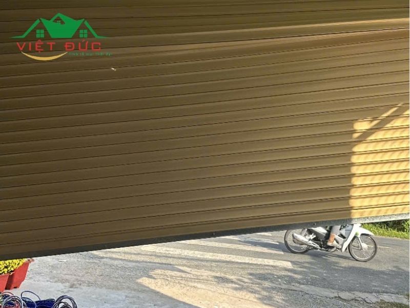 Cửa cuốn bị bung lá